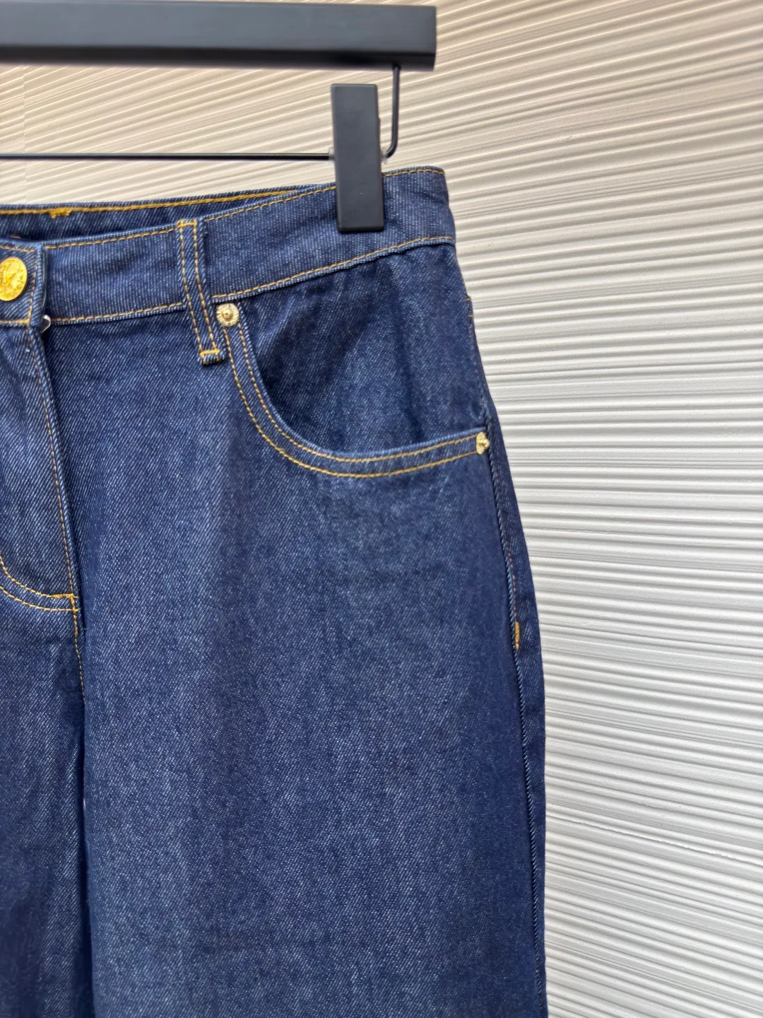 LOUIS VUITTON Dark blue logo cuffed denim trousers [Women's clothing] ●Authentic product: Purchased and developed for 12999 ●Item number: 1680064-A75 ●Material: Denim denim fabric ●Technology: Made on positioning cutting machine ●Version: Fitted version ●Weight: about 735 grams ●Size: 34-36-38 ●Description: This mini shorts is cut with seasonal deep-washed denim to create a neat straight fit. Contrasting topstitching outlines the classic structural lines, and the cuffed trousers reveal the Monogram printed lining, upgrading your daily look. The overall wiring is straight and delicate, the fabric is comfortable and soft, and the color is consistent without color difference. It can be matched with the same style to create a fashionable look and control various occasions. Customized accessories, complete with three standards, same style for men and women!